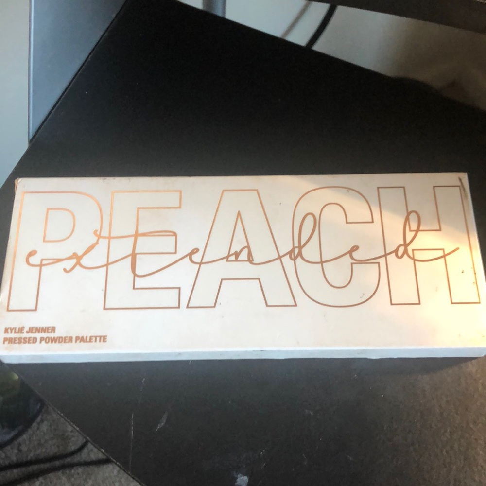 Kylie Cosmetics - Peach Extended Palette